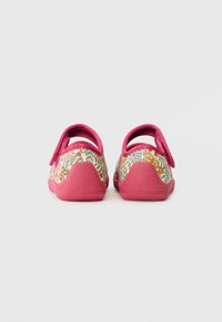 Încălțăminte pentru copii cu o talpă din cauciuc roz, având un model floral pe partea superioară din pânză și curele ajustabile pentru o potrivire sigură.