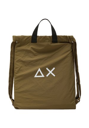 Zaino quadrato verde oliva con manici neri e simboli bianchi a triangolo e X al centro della parte anteriore.