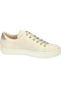 Baskets en cuir matelassé beiges avec lacets gris clair et accent métallique au talon. Présente une semelle en caoutchouc blanche et un design à bout rond.