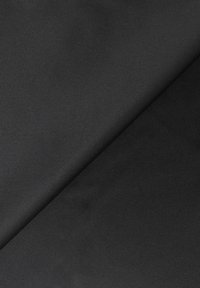 Tissu noir avec une texture lisse et un léger éclat, affichant une couleur uniforme sans motifs ni détails matériels visibles.