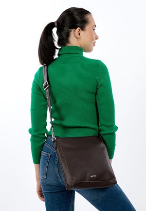 Tummanruskea nahkainen olkalaukku tyylikkäällä suorakulmaisella muotoilulla, jossa on teksturoitu pinta ja säädettävä olkahihna. Kompakti malli.