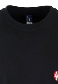 Sort bomulds T-shirt med rund hals; har rødt og hvidt broderet logo på brystet; glat tekstur og klassisk pasform.