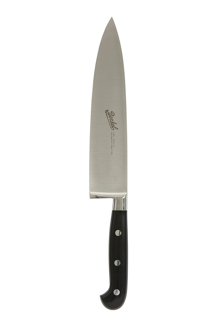 Cuchillo de chef con hoja de acero inoxidable, acabado pulido y mango sintético negro con tres remaches metálicos y un agarre curvado.