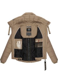 Beige geïsoleerd jack met ritssluiting, zwarte voering, meerdere zakken en merksdetails. Gewatteerd ontwerp met capuchon en manchetten.