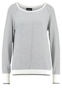 Sweter w paski w kolorze białym i granatowym, z szerokim dekoltem, długimi rękawami, ściągaczami przy mankietach oraz fakturowanym wzorem dzianiny.