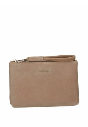 Un bolso rectangular de color beige con correa para la muñeca, cierre con cremallera y un pequeño logotipo metálico de la marca, sobre un fondo blanco.