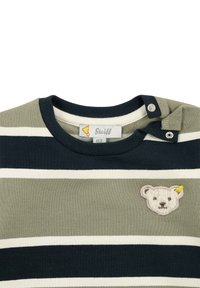 T-shirt a righe in oliva, crema e blu navy. Presenta un'applicazione a forma di orso sulla parte anteriore e chiusure a scatto sulla spalla. Realizzato in cotone.
