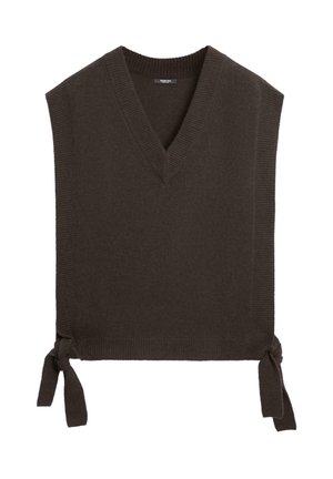 Brun strikket vest med V-udskæring, brede ærmegab og bindedetaljer ved kanten. Blød tekstur og ribkanter forstærker dens design.