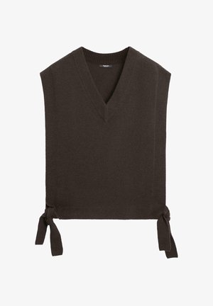 Brun strikket vest med V-udskæring, brede ærmegab og bindedetaljer ved kanten. Blød tekstur og ribkanter forstærker dens design.