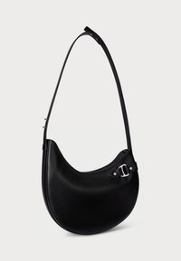 Bolsa de ombro em pele preta com uma silhueta curva. Apresenta um detalhe em fivela prateada e uma textura suave. Inclui uma alça de ombro ajustável.