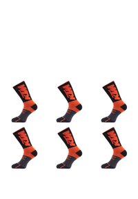 Chaussettes de sport noires et oranges avec un design rayé, des bords côtelés et un logo bien visible. Six paires sont disposées verticalement.
