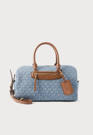 Modrá kabelka s vzorom, hnede kožené rúčky, predné vrecko na zips, cestovná visačka a odnímateľný ramenný popruh.