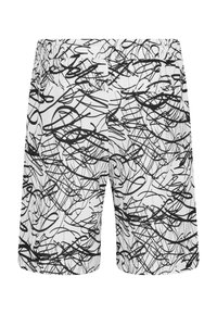 Shorts en tissu blanc avec un motif de gribouillis noirs, taille élastique ; longueur jusqu'au genou avec une texture lisse.