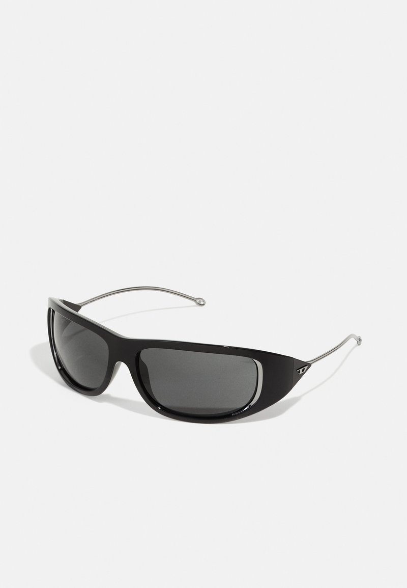 Óculos de sol pretos com um design elegante e arredondado, lentes escuras e detalhes metálicos prateados nas hastes. Armação em plástico com acabamento brilhante.
