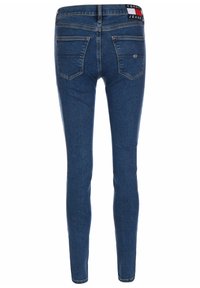 Úzké džíny z tmavě modrého denimu s pěti kapsami, kontrastním šitím a pasem s logem a barevným blokovým designem.