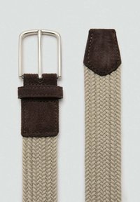 Geflochtener Gürtel aus beigem Stoff mit dunkelbraunem Wildleder-Schlaufe und Spitze. Verfügt über eine silberfarbene Metallschnalle mit Dornverschluss.