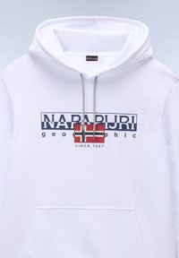 Sudadera blanca con cordón, que presenta un gran logotipo que incluye una bandera noruega y el texto "NAPAPIJRI geographic" en azul.