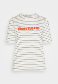Camiseta a rayas en blanco y negro, con mangas cortas y cuello redondo. "Bonheur" está impreso en negrita naranja en el pecho.