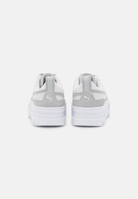 Sneakers platform grigi e bianchi con una parte superiore testurizzata, colletto imbottito e un design perforato con un accento logo sul tallone.