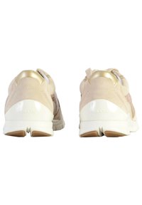 Sneaker beige realizzati in suede e mesh, presentano dettagli dorati sul tallone e una suola in gomma bianca con un design testurizzato.
