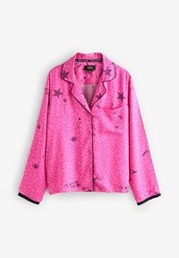 Top roz de pijama cu model leopard, accente negre în formă de stea și margini negre contrastante pe guler și manșete.