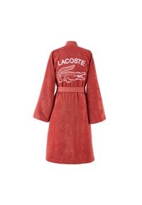 Peignoir de bain en terry rouge avec un col, des manches longues, une taille ceinturée et un grand logo blanc "LACOSTE" avec un graphique de crocodile au dos.