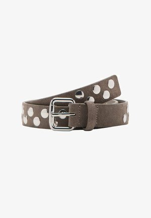 Grijze suède riem met zilverkleurige metalen studs en gesp, met een gladde textuur en een breed ontwerp. De gesp wordt beveiligd met een gespsluiting.