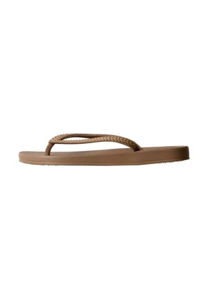 Sandale plate marron type tongs avec semelle texturée et fines brides cloutées, vue de côté sur fond blanc.