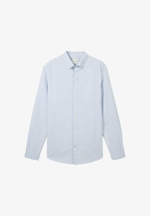 Svijetloplava košulja dugih rukava s tanjim bijelim prugama, klasičnog ovratnika i zakrpanim džepom na lijevoj strani prsiju, izrađena od pamučnog materijala.