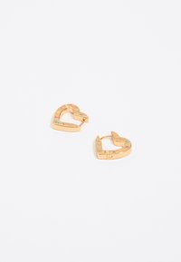Pendientes en forma de corazón de oro con letras de colores incrustadas. El diseño incluye acentos para un aspecto texturizado único.