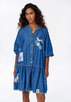 Nieformalna sukienka dżinsowa z luźnym krojem, z zapięciem na guziki, krótkimi rękawami oraz haftowanymi wzorami psa i kwiatów na kieszeniach i korpusie.