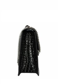 Borsa nera in pelle con stampa a coccodrillo, dal design strutturato, con tracolla a catena e superficie lucida. Fondo quadrato con parte superiore a punta.