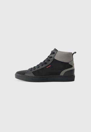 Schwarzer und grauer High-Top-Sneaker mit Stoffmanschette am Knöchel, Schnürung vorne und rotem "HUGO"-Logo an der Seite vor schlichten Hintergrund.