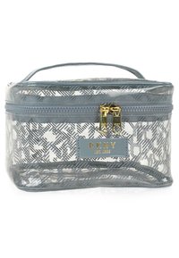 Bolsa cosmética transparente con un diseño gris estampado. Presenta un cierre con cremallera, herrajes dorados y un logo de DKNY en una etiqueta azul.