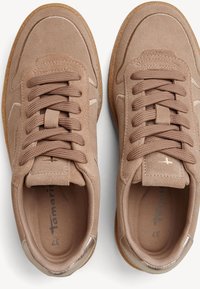 Zapatillas de ante marrón con cordones texturizados y suela de goma. Presentan acentos metálicos y un logotipo sutil. Silueta clásica de corte bajo.