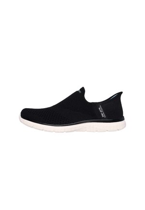 Zapato negro tipo slip-on con parte superior de malla, suela blanca, punta redondeada y diseño sencillo. Cuenta con una suela flexible para mayor comodidad y soporte.