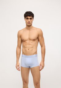 Boxeri scurți de culoare albastră deschisă, confecționați dintr-un material elastic, având un bandou moale cu logo-ul "Calvin Klein". Designul slim fit accentuează forma corpului.