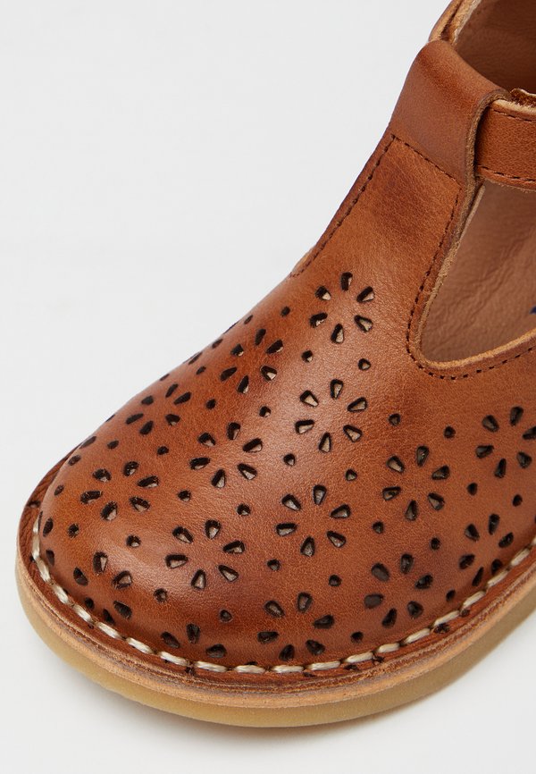 T-BAR FLOWER – Lauflernschuh – cognac