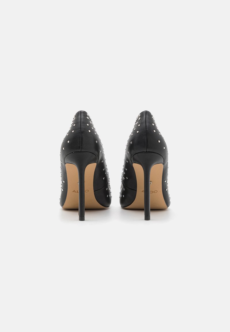 Décolleté in pelle nera con punta affusolata, arricchiti da borchie argento. Presentano un sottile tacco a stiletto e una texture liscia.