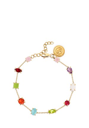 Goldene Kettenarmband mit mehrfarbigen ovalen, runden und quadratischen Edelsteinen und einem runden Goldanhänger nahe dem Verschluss auf weißem Hintergrund.