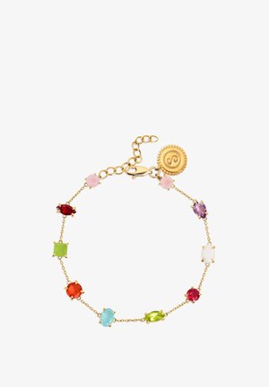 Bracelet chaîne en or avec des pierres précieuses multicolores ovales, rondes et carrées et un pendentif rond en or près du fermoir sur fond blanc.