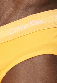 Calvin Klein Underwear HIP BRIEF 3 PACK COTTON STRETCH - Cuecas - orange/blue shadow/process green