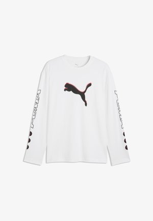 Biała koszula z długim rękawem z dużym czarnym logo Puma na środku oraz słowem "PUMA" nadrukowanym pionowo na obu rękawach z małymi czerwonymi akcentowanymi kółkami.