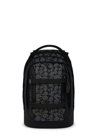 Mochila negra con un patrón texturizado que presenta formas abstractas. Incluye correas resistentes y un asa superior, fabricada con material duradero.