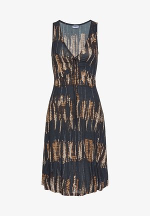 Brezrokavni plašč v temno modri barvi, s podrobnostjo z vezanjem spredaj. Tkanina ima teksturiran, abstrakten vzorec v rjavih, belih in svetlo bež odtenkih.