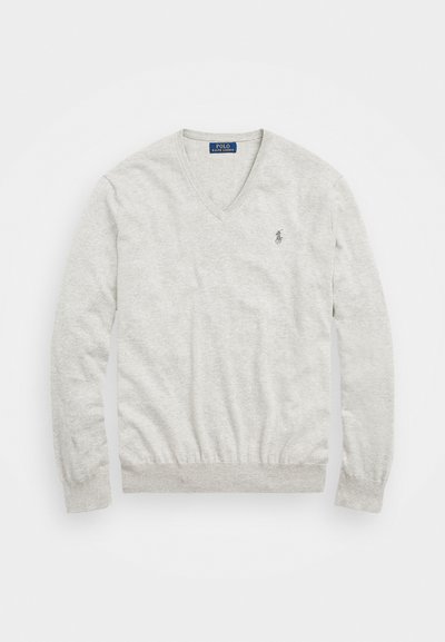 Sweater leve de gola em V cinza, feito de um tecido leve e texturizado. Apresenta punhos e barra canelados, com um pequeno logótipo bordado no peito.