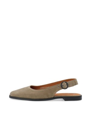 Chaussure à bride arrière en suède kaki avec un bout pointu, semelle plate et accent en boucle en métal rond sur la sangle. Semelle intérieure en cuir lisse.