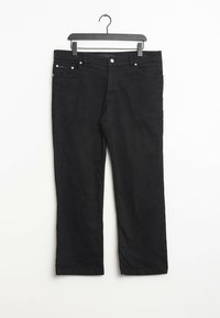 Jeans de mezclilla negra con corte recto, cinco bolsillos, herrajes metálicos y una textura suave, colgando de una percha de plástico negro.