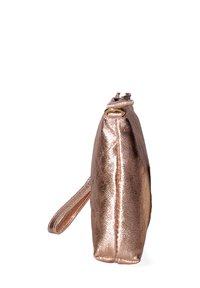 Clutch bag in oro rosa metallico con profilo slim, caratterizzato da una texture morbida e una tracolla staccabile per una facile portabilità.