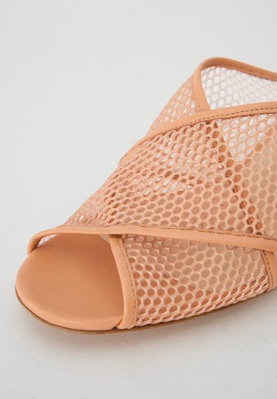 Open-toe wedge sandaal in perzik mesh, met een crisscross ontwerp en een gladde leren zool. Textured mesh zorgt voor ademend vermogen.